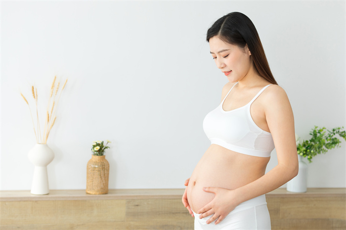 攝圖網(wǎng)_501732311_居家穿著孕婦裝的孕媽?zhuān)ㄆ髽I(yè)商用）.jpg