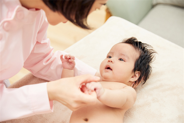 攝圖網(wǎng)_501694444_高檔月子中心護(hù)工和嬰兒互動(dòng)（企業(yè)商用）.jpg